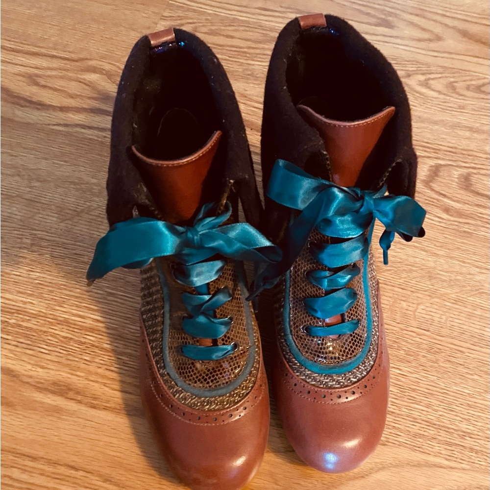 L’Artiste Poetic License Women’s boots 8  Euro 39
Brown Emerald Green laces EUC